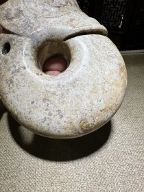 馆藏级红山文化猪龙,整体钙化鸡骨白,透闪石结构,重约1049克。全品完整,傻开门状态,与馆藏同款。适合收藏或摆件,感兴趣的朋友可以联系我。