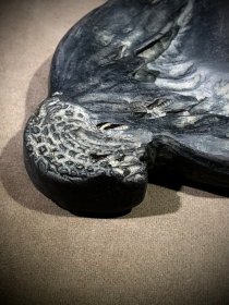 端砚,立体满工雕刻荷叶,雕刻精细逼真,维妙维肖栩栩如生。砚堂天然鱼脑冻、火捺。砚背部落款:黄任。砚长16.6厘米,宽9厘米,厚2.6厘米