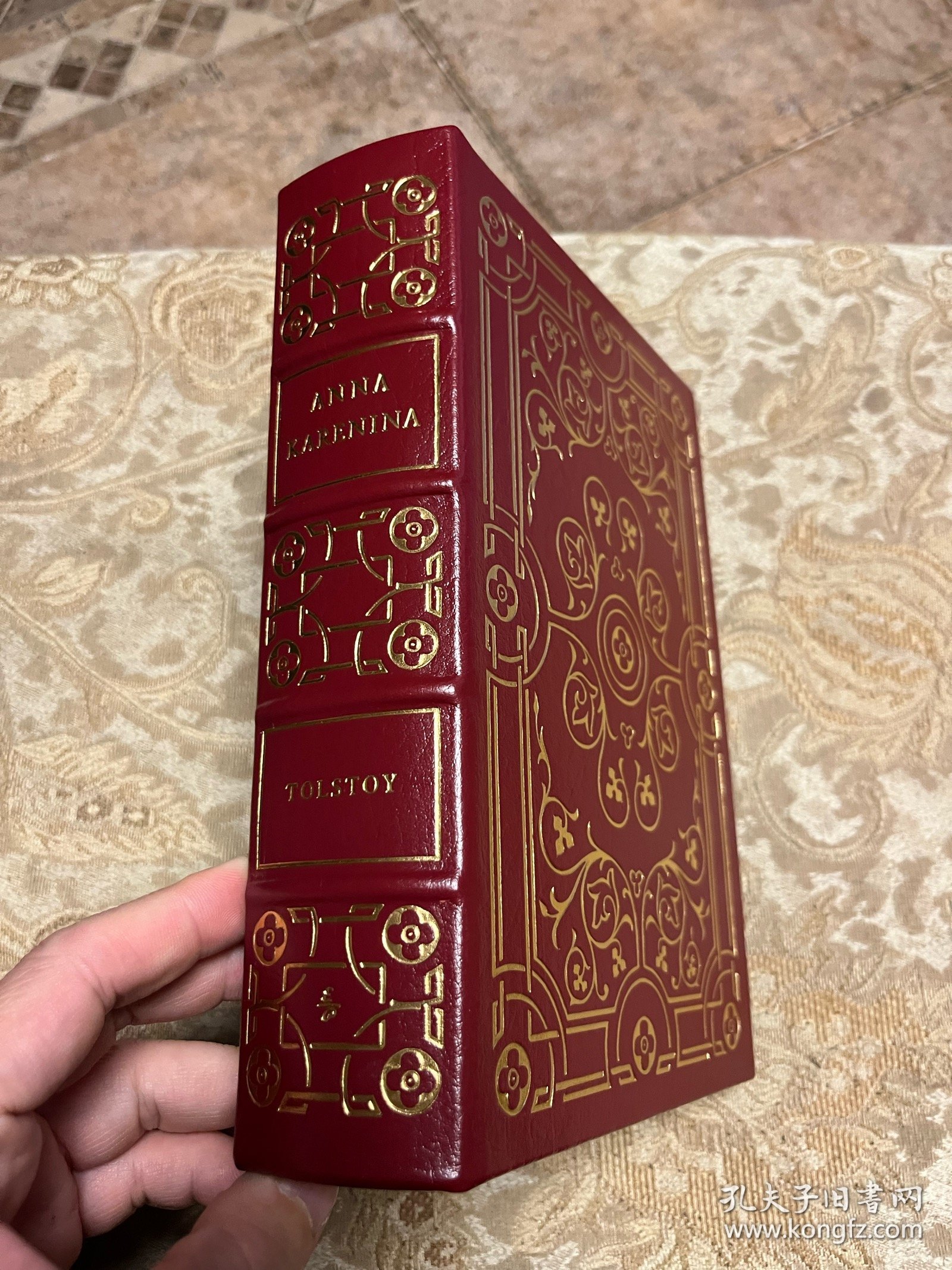 《安娜·卡列尼娜》Anna Karenina 托尔斯泰 Tolstoy 的长篇小说。贵妇安娜与军官渥伦斯基邂逅相爱，她不顾舆论束缚与之相伴，却因爱情变质和社会压力最终卧轨自尽；贵族列文追求精神道德，在爱情挫折与农事改革困境中，于家庭和土地劳作里寻得内心安宁…这部作品是世界文学经典，影响深远，以其深邃思想、高超技巧和广阔视野为人道。Easton 出版社真皮限量收藏版，早期精品。