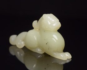 和田玉兽 规格: 7.7×3.9×1.9厘米，重 53克。 玉质温润细腻，沁色自然，刀功老道，皮壳包浆一流，雕刻生动，线条流畅，品相完美！