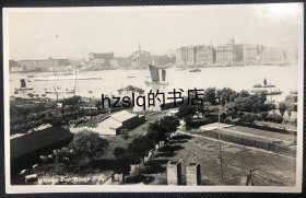 【照片珍藏】民国上海浦东望浦西外滩建筑群及周边景象，可见浦东江边的大片地貌，江对岸左侧为法租界外滩及高耸的气象塔，江中各式船只入镜。老照片画面少见，品佳难得