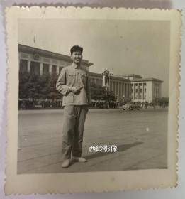 【老照片】1966-1976年革命时期在北京人民大会堂前手持红宝书留影的红卫兵～