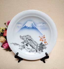 深川制瓷，吉祥皿，水墨野猪，雪轮纹，富士干支饰皿赏盘。直径18.7厘米，高3厘米。