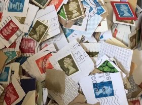 英国梅钦女王邮票剪片300枚，大量重复，带回型条的不能直接水洗！