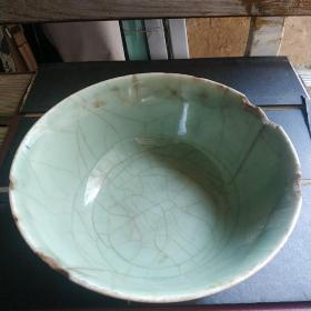 暗刻纹青釉碗，品像差，但釉色漂亮，器形大。