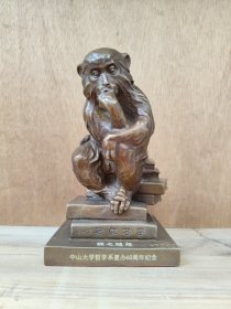 许鸿飞，出生于广东阳江市，1980年，许鸿飞被广东省工艺美术学校的雕刻专业录取 。1990年从广州美术学院毕业后，被派往广州雕塑院工作，并在此后相继创作了《秋》《吻》《童趣》《飞歌》《肥年肥舞》以及《岭南之春》等一系列雕塑佳作。 广州雕塑院院长，中国美术家协会会员，中国雕塑学会理事会理事，广东美协副主席。