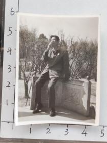 60年代帅哥佩戴毛主席像章坐在石雕上抽烟照片“抽上一支烟，活脱似神仙”(忻月宝相*册，忻月宝，1946年出生，上海市东南中学毕业，后来可能是知青支边，成为云南省建工局机修厂铣工)