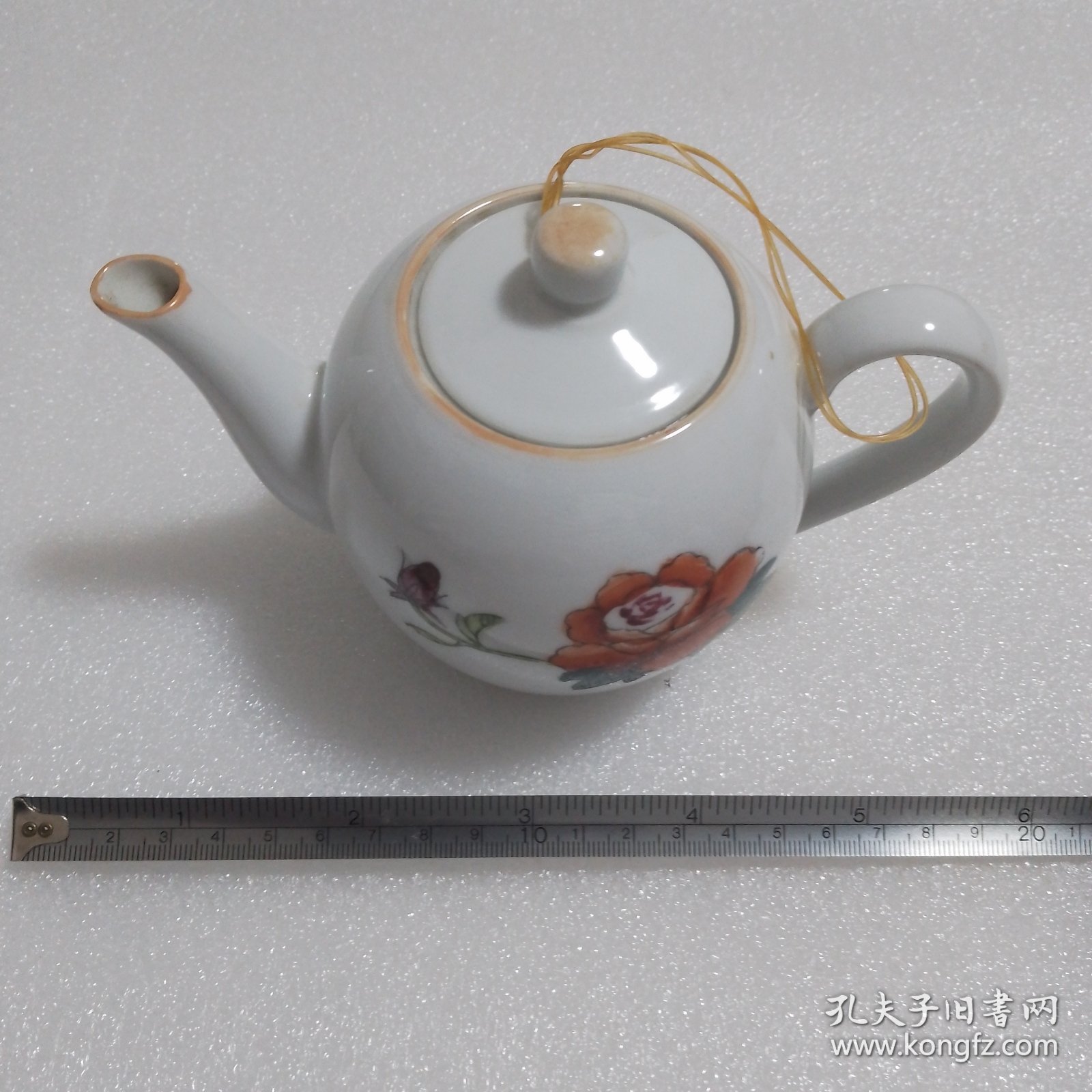 手绘图案的景德镇瓷壶（有使有过的痕迹，壶盖内边稍有旧瑕疵如图）