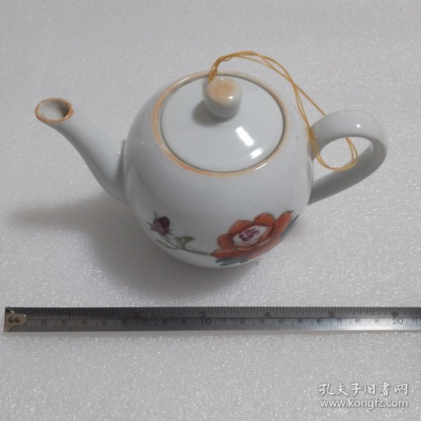 手绘图案的景德镇瓷壶（有使有过的痕迹，壶盖内边稍有旧瑕疵如图）