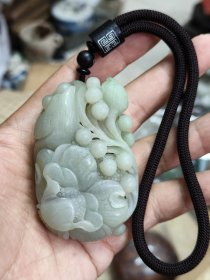 和田玉手玩件，个头大，背面一道水线不是裂，感觉没抛光状态