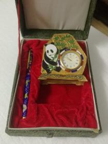 时期出口创汇景泰蓝熊猫台钟和景泰蓝钢笔一套带原盒