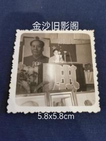 文：时代影像一《无限“忠”于毛主席》（5.8x5 8cm)