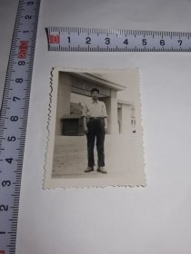 地理教授---老照片！--1965年《重庆地理教授“裴家常”在南京大学读书时留影》！泛银