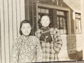 1953年山东农学院俩美女学生花布衣服围巾教学楼合影照片(解放初山东农学院美女小照片相册)