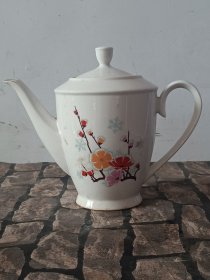 七八十年代博山窑梅花茶壶一个，保存完整，品相如图，尺寸如图，包老保真