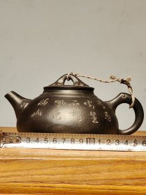 精致紫砂壶 包浆浓厚 砂质一流 器型精美 品相完好 收藏使用均可。