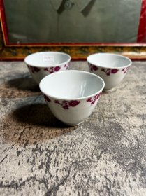 70年代左右，灯笼款，小红花杯子3只合售，其中2只底足小磕y
