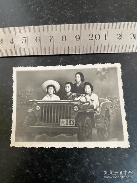 五十年代初女学生们在照相馆里的吉普车布景道具上合影老照片！