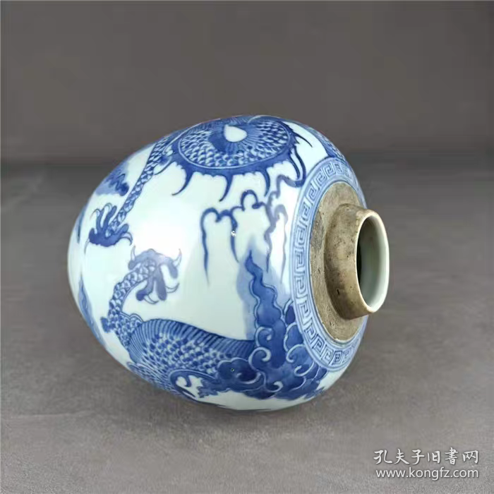 清青花过墙龙纹罐