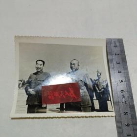 老照片1954年周总理和彭德怀在机场