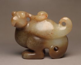 古玉收藏，和田玉古代凤鸟 @ 规格: 6.9×5.3×2.8厘米，重 133克。 玉质温润细腻，沁色自然，刀功老道，皮壳包浆一流，雕刻生动，线条流畅，品相完美！