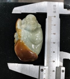 翡翠手把件一个，保存完好，品相一流。 一块天然翡翠料子雕琢而成。收藏把玩挂饰，高贵一族首选。
