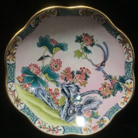 旧藏： 铜画珐琅彩花鸟盘
规格：高3.8cm 宽16cm重309g
器形端庄别致，画珐琅彩工艺，雕刻 花卉 寿字纹图案，形象鲜明生动，花卉纹精美，技艺精湛，寓意深远，收藏赏玩极佳