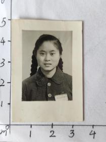 长辫子美女学生佩戴长沙真知中学校徽布标照片