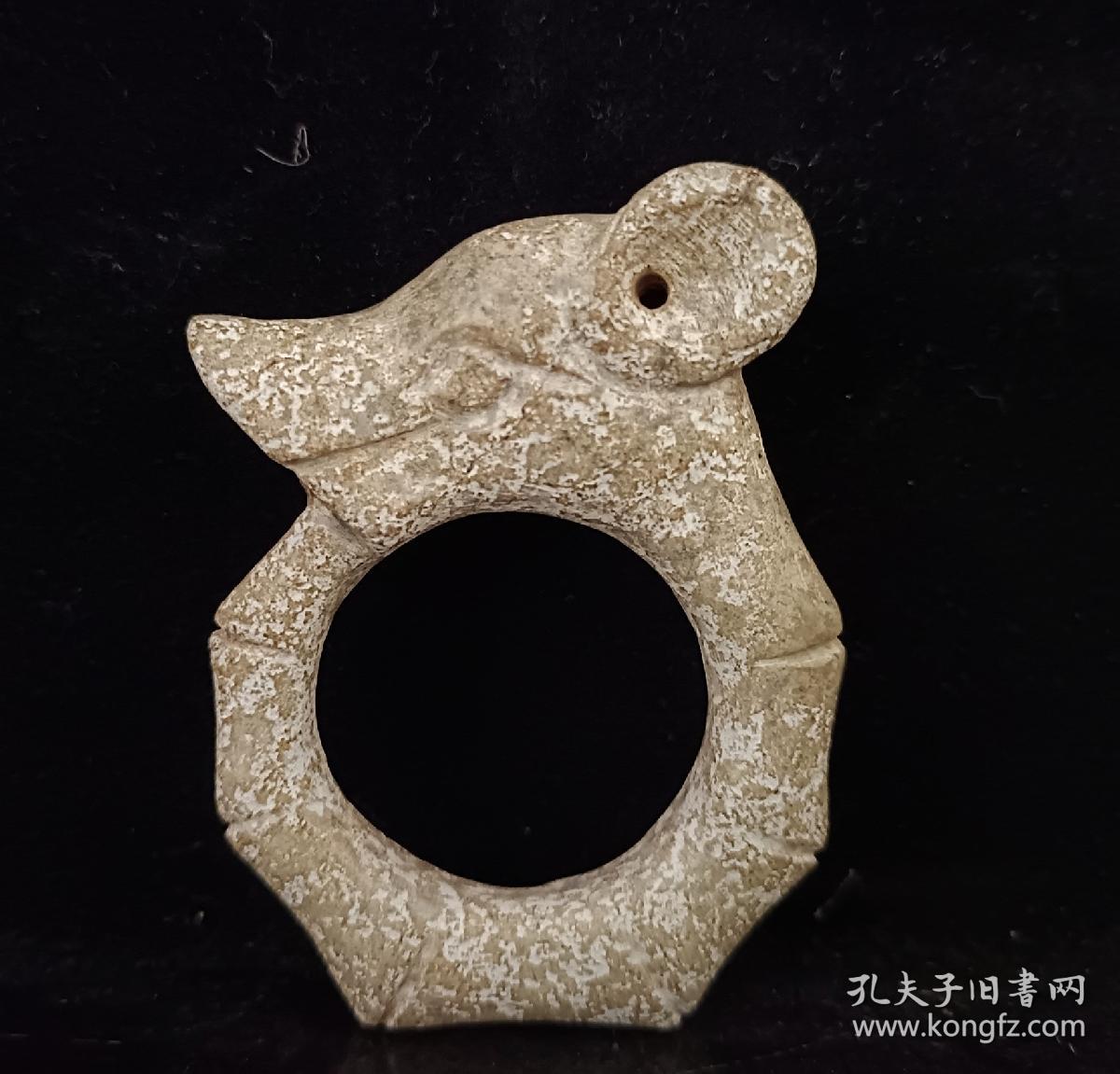 旧藏高古玉猪环，成色如图，出土物件，雕刻精美，沁色自然，保存完整。