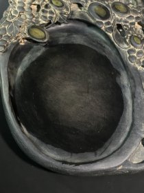 ￼ ￼ ￼ 旧藏端砚 多子多福，石料完美，质地细腻，古朴自然，整砚天然石眼丰富，清晰明亮，巧刻葡提构思巧妙，工艺精湛，砚背铭文劲挺，刀工犀利，包浆浑厚，款：孙智敏。收藏赏用珍品。 尺寸：25/19/4cm。重3.06公斤。