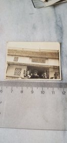 少见民国时期俊男在南京栖霞古寺前留影原版老照片，古代建筑，值得收藏研究
