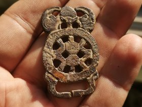 “富在眼前〞【金属不详，吸铁石吸不住】