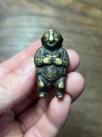 精巧“招财童子”随身铜吊坠（不议价！）通高4CM。造型敦厚、憨态可掬，包浆黄爽温润，如图童子右脚底有一点点铸缺，余无毛病。