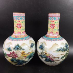 清乾隆珐琅彩描金天球瓶，纯手工制作，布局合理，疏朗分明，主题突出，层次分明，形象逼真，手绘事物栩栩如生，纯手工胎，器形优美，品相完整，成色如图。