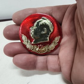 十年特殊时期涟源工艺厂生产的毛主席像章，市面上极少见到的湖南省娄底市涟源县工艺厂制作的毛泽东主席胸章，经典红色收藏。 制作精美，“忠”字+红色+金色，惜缺背勾，余全品。 直径4.8公分。 非边远地区包邮。