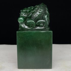 珍藏品 壬午年篆刻家【易生】刻石，精品绿田黄石雕刻鱼化龙印章摆件，石质透亮、雕工细腻、油脂感特强，收藏观赏佳品！ 规格：9.8×5×5cm （硬） 重量：556.5克