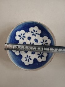 青花留白梅花民国老碟子 直径12.5 开片口沿有爆釉 图八九箭头处是相同位置 背面开片线没有透到正面