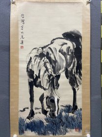 徐悲鸿《劲草图》，中国台湾板桥林家林宗毅先生旧藏。款识：悲鸿写于危巢；钤印：悲鸿；徐悲鸿印；定静堂印。题签：徐悲鸿写马图，钤印：定静。画心尺寸：107*51CM，整体尺寸224*65CM。
出版著录：
1.《近代中国画集》，1974年，林宗毅编，定静堂发行，日本中央公论事业出版会社出版，第108号，116页。2.《近百年中国绘画》，1974年，桥本末吉编，日本本间美术馆出版，第61号，89页。