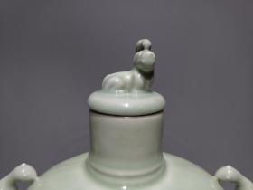 大清乾隆年制，豆青釉双耳扁瓶，高：29.8cm，宽：23.8cm.