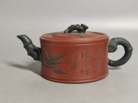 以前下乡收来的，《宜兴，蜀山陶業生产合社，汪寳根製》底款，刻绘老紫砂壶一把，出水流畅，断水利落，保存完整