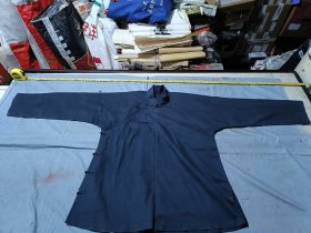 民国左右 老衣服，带6枚墨色料扣子，高71厘米。袖展144厘米，胸围102厘米