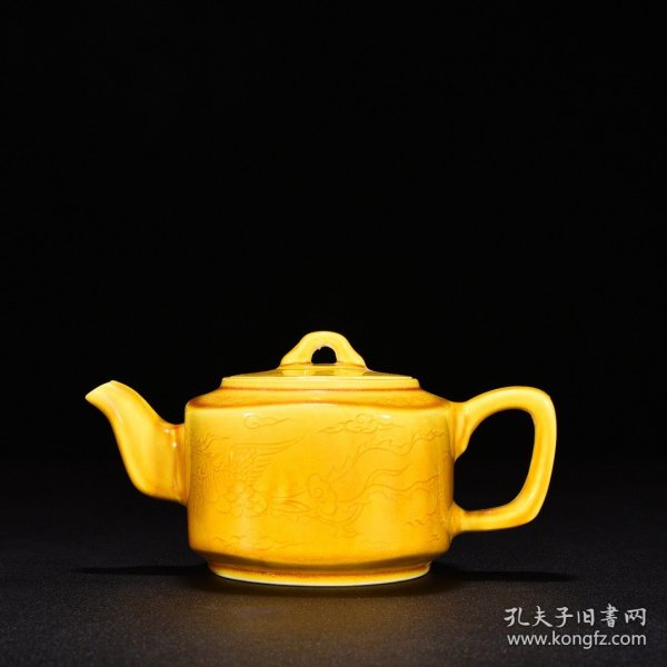 明弘治娇黄釉刻凤纹方壶 高8.5厘米 宽15厘米