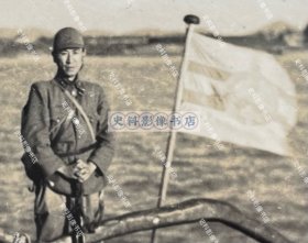 1940年代早期 日汪“清乡运动”期间 华东地区南京周边地带江边警备的日军第15师团军医部担架队长小高四郎中尉在战船上留影照一枚（船头立有汪伪航运公司旗帜。1941年8月，酒井直次上任第15师团长后，率领该师团参加华东地区南京周边地带的“扫荡”和“清乡”作战，澄锡虞抗日根据地的新四军第6师第16旅旅长罗忠毅、政治委员廖海涛及属下270余人在对日军的作战中牺牲。）