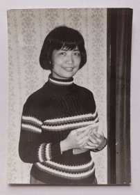 八十年代拍摄《著名女作家陈祖芬半身照》原版黑白照片一张，背面有手写字迹