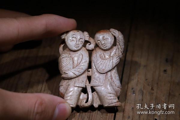 回流 舊藏和田玉“和合二仙” 藏品规格;长5.7公分 宽1公分 高5.9公分 重51克 .藏品介绍:火烧玉质,莹润起光,包浆浑厚,镂空透雕,和合二仙,双面刻工,手持宝盒,眉开眼笑,米字纹理,收藏俱佳。