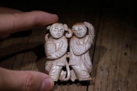 回流 舊藏和田玉“和合二仙” 藏品规格;长5.7公分 宽1公分 高5.9公分 重51克 .藏品介绍:火烧玉质,莹润起光,包浆浑厚,镂空透雕,和合二仙,双面刻工,手持宝盒,眉开眼笑,米字纹理,收藏俱佳。