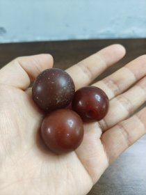 一线收获:玛瑙珠子3颗，品相完整，大的直径3.3厘米，小的直径3厘米。