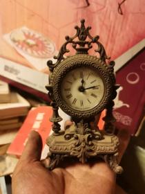 古董铜钟，机械钟，工艺精湛，小巧而厚实。可正常走时，年代不详。