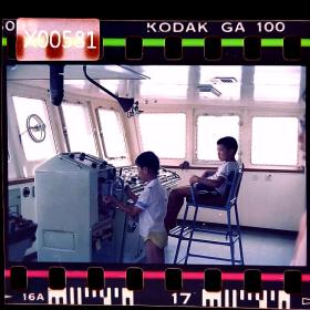 【老底片】小朋友开船八十年代581，135彩色负片底片一张