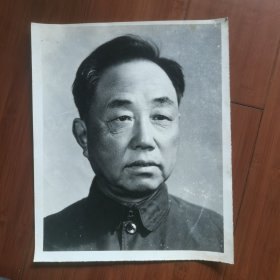 70一80年代大尺幅黑白人像照片，31x26㎝。